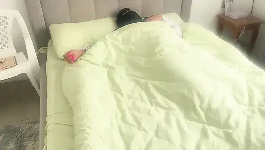Aku menemukan dildo pada wanita Arab dan membiarkannya mencoba kontol nyata