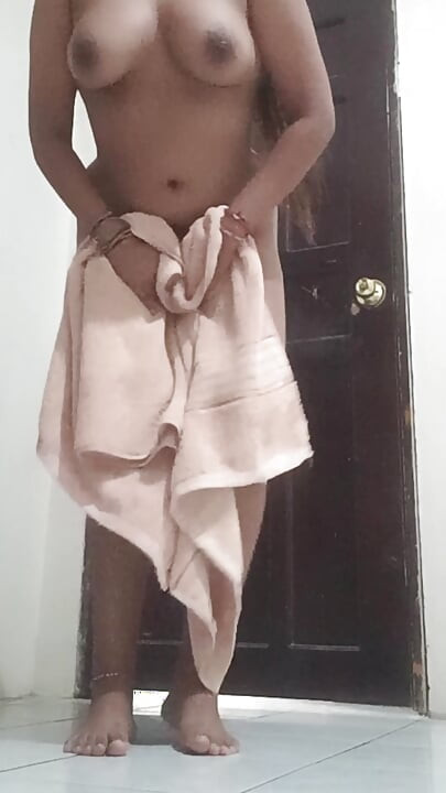 내 아줌마는 알몸으로 방에서 옷을 갈아입는다.