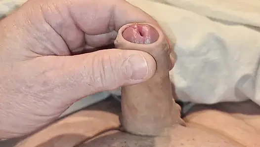 Küçük yarak mastürbasyon yapıyor ve boşalıyor (yakın çekim)
