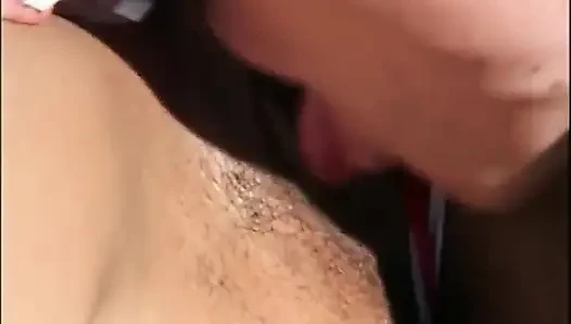 Jilat memek cewek kulit hitam dan putih di taman