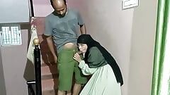 Menina muçulmana em uma burca Yoururfi foi fodida por um garoto hindu na escada