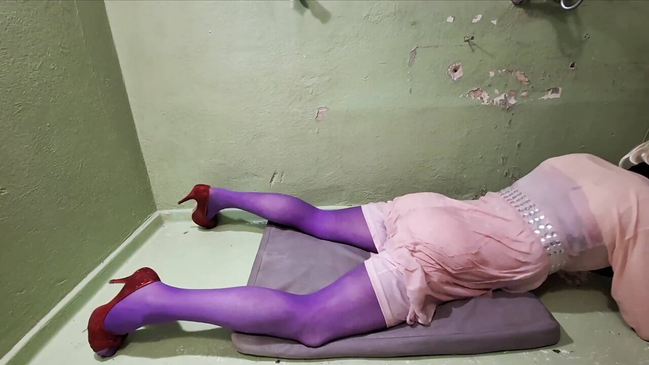 Pembe elbiseli duşta