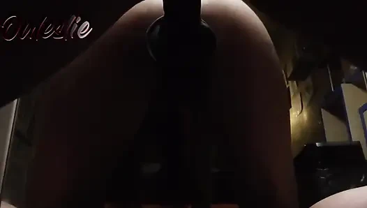 Ich habe mit einem großen schwarzen dildo gespielt und viel davon gemacht