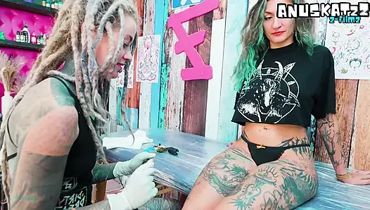 ANALER DREIER WÄHREND DER TATTOO-SESSION