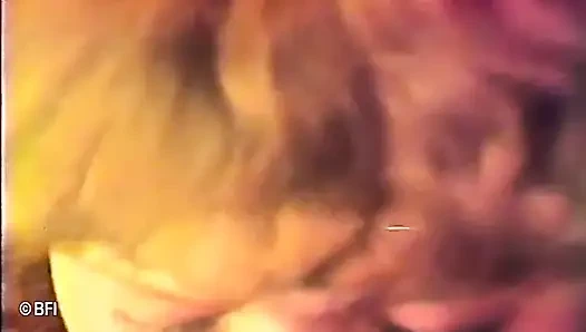 Gadis remaja malang yang hot pantatnya dicambuk di kelas