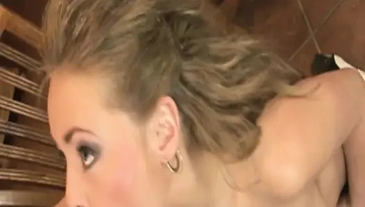 Beyaz çoraplı harika olgun üvey anne sikiliyor