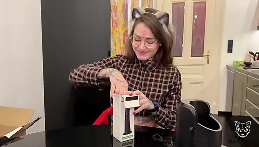 Mari galore unboxes mesin seks sama pacarnya