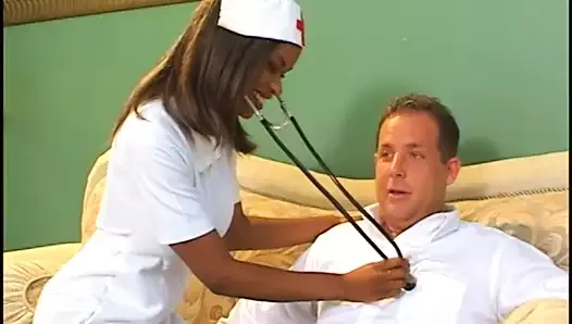 Enfermeira negra cavalga garanhão branco na clínica depois que ela o examina