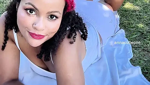 Reaksi silly goofy si gadis gemuk yang lagi kentut robek-robek sampai dia mengerang keenakan