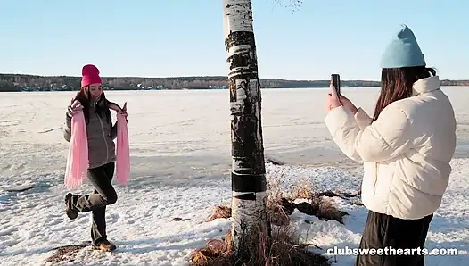 Холодный бодрящий день! Просто идеально подходит для селфи и поедания киски в ClubSweethearts