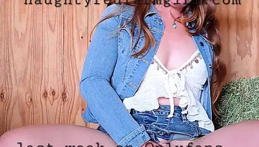 Kızıl saçlı kız çiftliğin her yerinde kendini deli gibi sikiyor