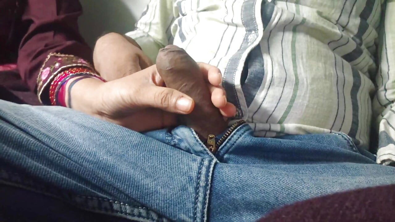 Train mai bhabhi ko lund chusaya