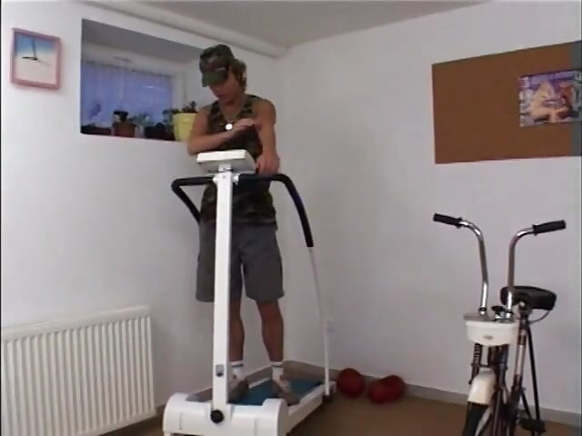 הומו בוטום יושב על אופניים ולוקח זין לתחת שלו