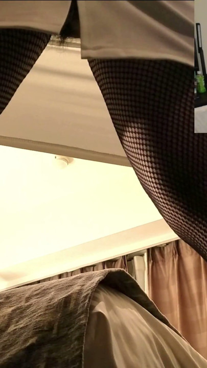 Seorang wanita dewasa gemuk diraba sambil meneteskan jus cinta saat masih mengenakan jas.
