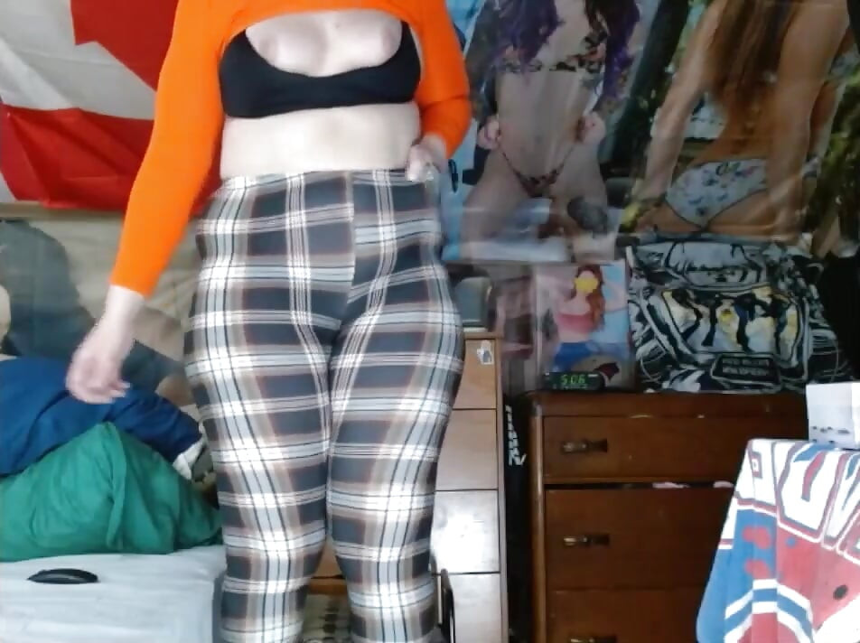 Fat Sissy CosmicJones88 Shakes Big ass in Leggings and without