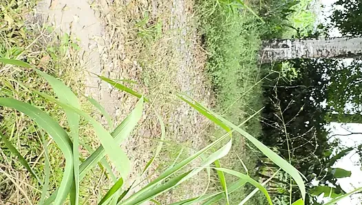 Wanita petani Kolombia masturbasi di luar rumahnya sehingga tetangga dapat mengawasinya
