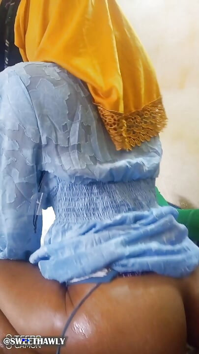 Meri sauteli bahan choot se jyada gand chudaee pasnd karti hai, vah prakritik chiknaee ka upyog karna pasnd karti hai