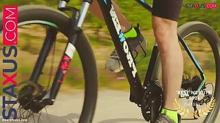 STAXUS :: Ride me hard : Két gyönyörű kerékpáros tudja, hogyan kell jól érezni magát egy tekerés után.