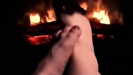 Ich wärfe meine Füße auf dem Feuer, damit sie warm und verschwitzt werden für deinen schwanz und deine eier