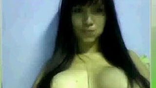 Chica tailandesa flaca de 19 años con grandes tetas msn webcam