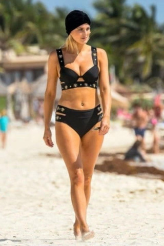 Ashley james - bikini trên bãi biển ở Tây Ban Nha