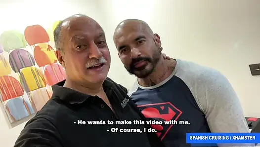 Daddy Chris ateşli adamlar prezervatifsiz