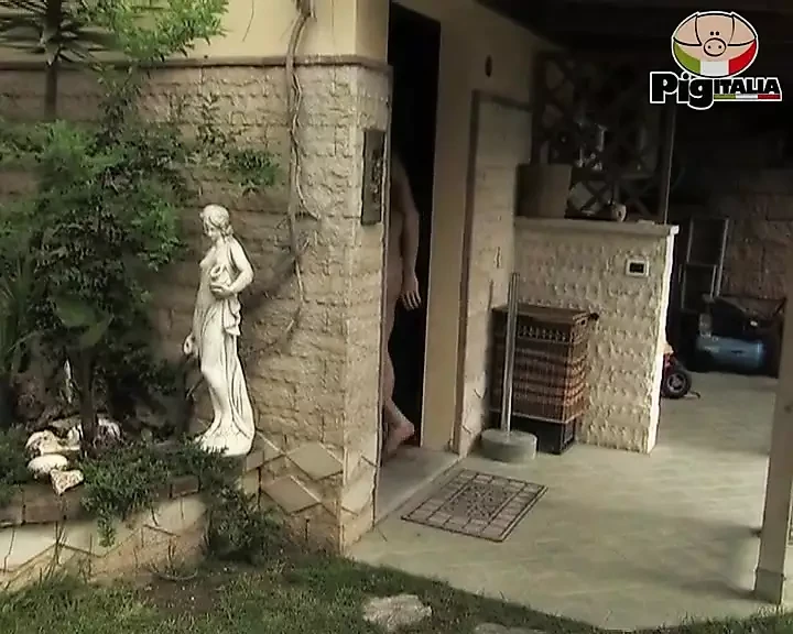 Valentina houdt van grote harde pik en staat altijd te popelend naar heet sperma in scène 03 uit film Una Strana Famiglia