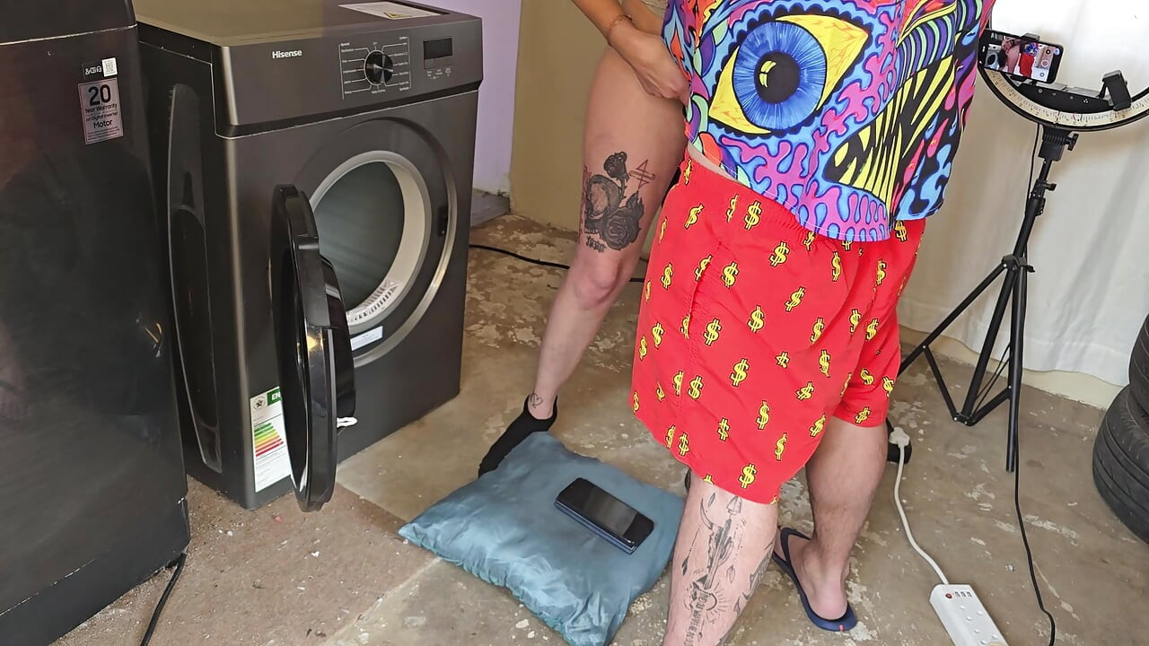 Przyrodnia siostra utknęła w pralce, musiałem tylko wyruchać jej kwitnącą cipkę