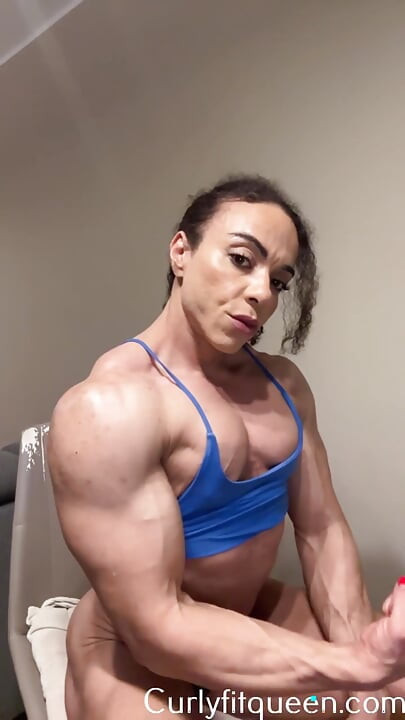 Wyobraź sobie, że twoja głowa zmiażdży się między tym bicepsem kulturystów