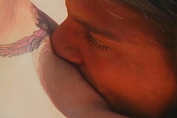Gagică tatuată cu țâțe mari futută pe balcon