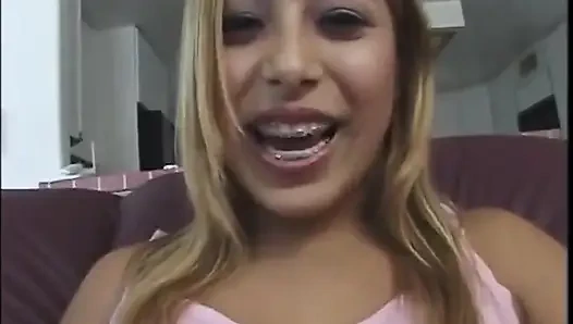 Крошечную тинку с брекетами растягивает огромный член