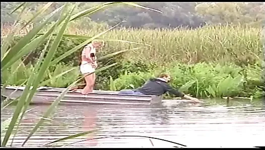 Dua pasangan sange amatir ngentot di atas kapal di tengah danau