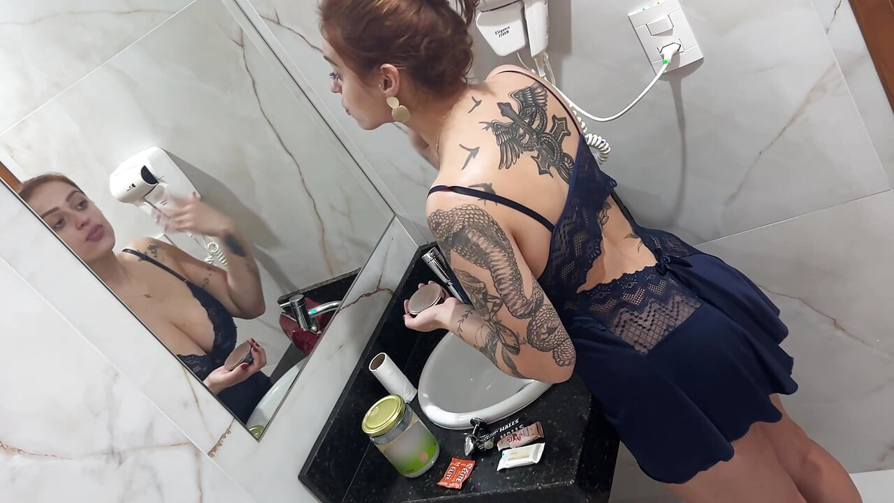 J’ai ESPIONNÉ mon copain dans le BIN et je l’ai séduit MASQUÉ sans qu’il sache qui j’étais