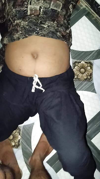 Teman wanita India panas mengongkek ayah tiri saya dengan audio hindi katil