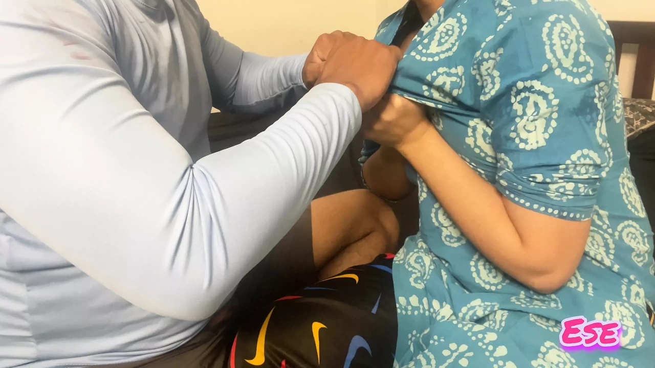 Chacha ne Apni Bhatiji ki Kari Chudai Gift Dene Ke Bahane