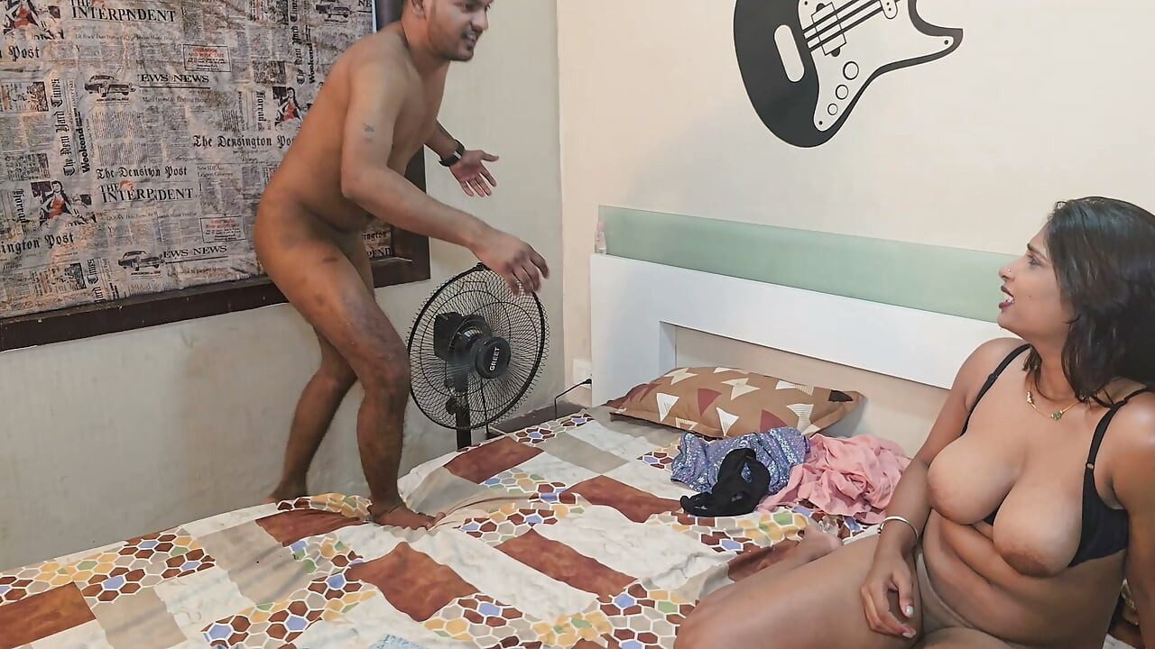Indijska popularna porno zvijezda Tejaswani seksa sa svojim obožavateljem s ogromnim kurcem od 8 inča viče kad je dublje unutra