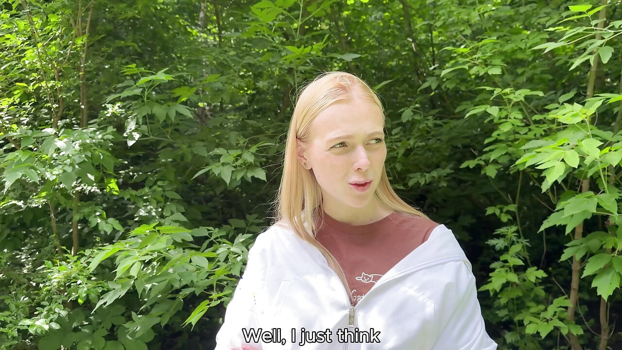 UN RENDEZ-VOUS TINDER FINIT EN BAISE DANS LA FORÊT. ELLE ME L’A DONNÉ POUR 500 ROUBLES.