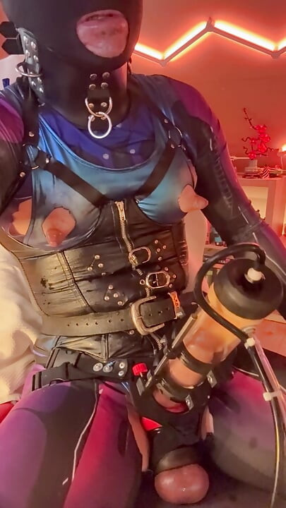 Schwuchtel, schweine-schlampen-hure, nippel-schlampe, pumpen, melkmaschine, schwuchtel