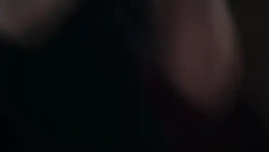 Sıcak sarışın, uykusuz bir gecede arkadaşını sevişmeye çağırdı