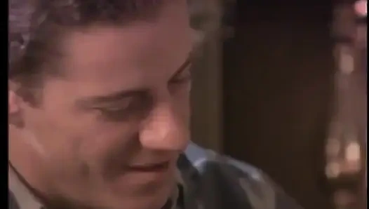 Сексуальная милфа-блондинка в красном нижнем белье может принять анальное бурение как профи