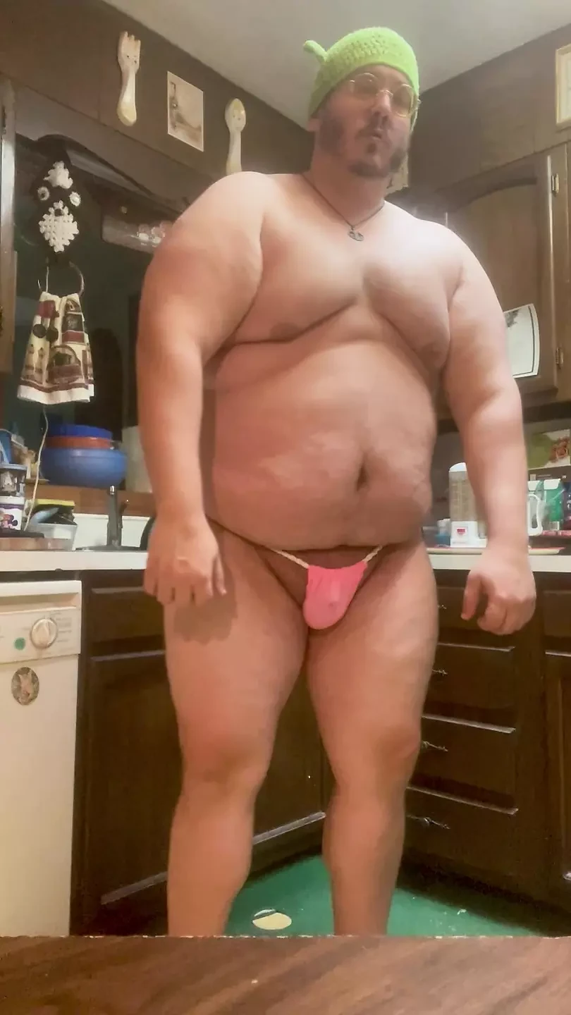 Burly Chub flexionando seu gordo corpo ogro