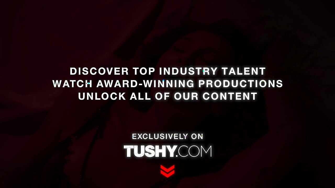 TUSHY Naturlig vakre Sirena Milano og Poly Yangs får anal i hotellrommet