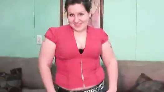 Nettes amateur-bBW-küken mit braunen haaren zieht sich für die kamera aus
