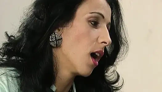 Pelacur Jerman kantor berbagi kontol besar di pesta seks yang luar biasa