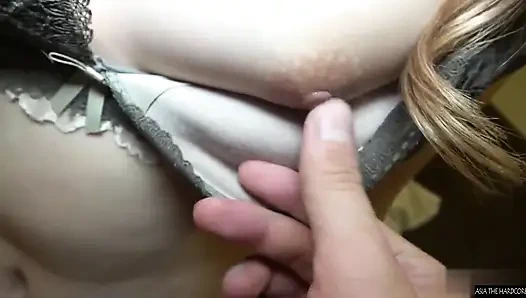 Huysuz bir kızla ilgileniyor