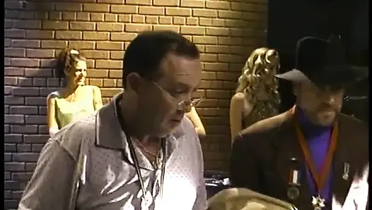 Şanslı sürtük yatak odasında aç bir sarışın ve esmeri sikiyor