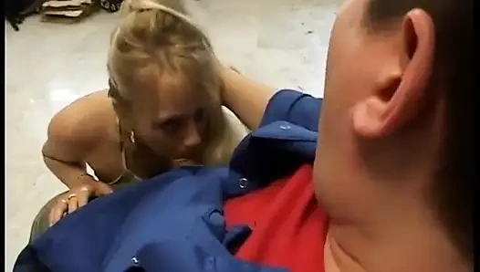 Блондинка трахается и находится под присмотром брюнетки