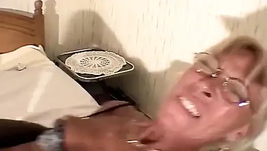 Французской бабушке проник в межвыносный счастливый чувак с большим черным членом