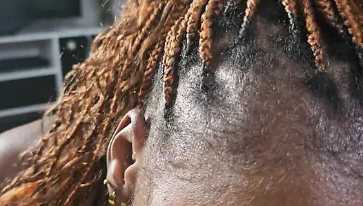 Симпатичная молодая чернокожая отлично занимается большим белым членом