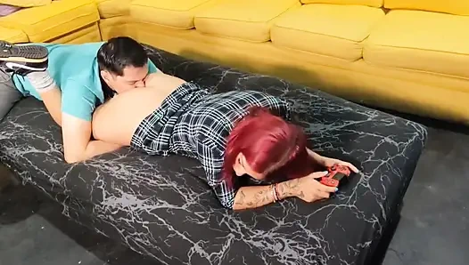 Я прощупываю задницу моей сводной сестры